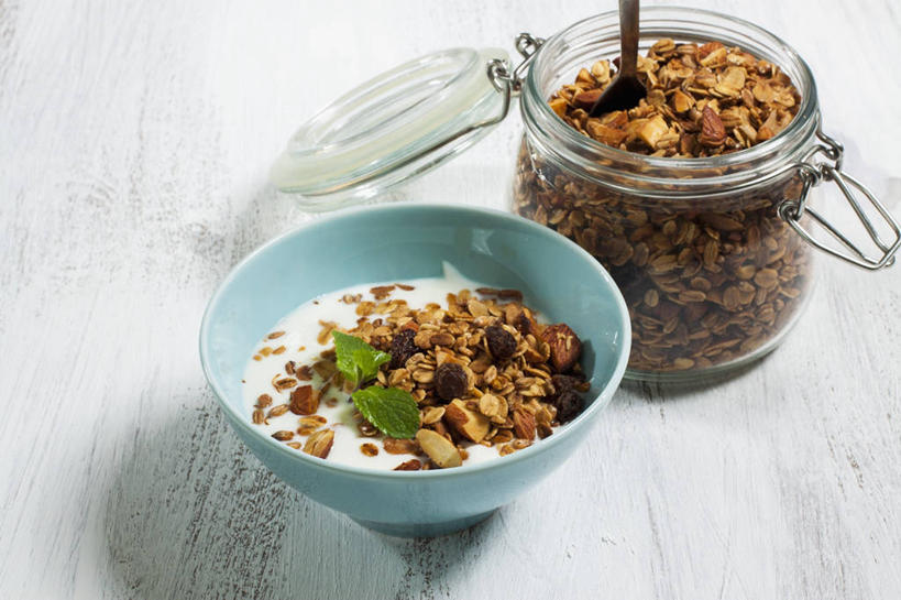 牛奶,无人,横图,俯视,室内,特写,白天,早餐,餐桌,桌子,玻璃,一堆,许多,阴影,堆叠,堆积,反射,木制,影子,陶瓷,谷物,食品,陶瓷制品,饮品,营养,美食,饮食,玻璃制品,饮料,玻璃瓶,木制品,瓶子,容器,碗,保健,餐台,储藏,堆,麦片,乳制品,奶,牛乳,储存,燕麦片,广口瓶,安神,彩图,高角度拍摄,贮存