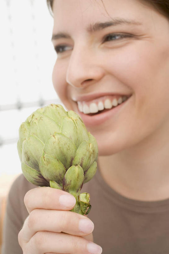 西方人,脸,头,脸颊,手,一个人,笑,微笑,露齿笑,竖图,室内,特写,白天,正面,蔬菜,欧洲,欧洲人,仅一个年轻女性,仅一个女性,仅一个人,握,阴影,服装,新鲜,反射,影子,朝鲜蓟,食品,注视,休闲装,肩膀,食物,一个,衣服,观察,看,休闲,手部,休闲服,洋蓟,握着,服饰,有机食品,绿色食品,单个,观看,单手,察看,关注,年轻女性,女人,女性,白种人,头部,脸部,脸蛋,面部,半身,彩图,菜蓟,法国百合,球洋蓟,蔬菜之皇,洋百合