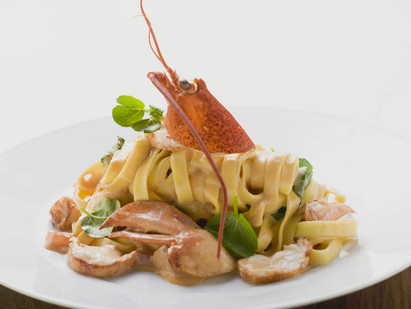 海鲜,面食,面条,龙虾,意大利面,无人,横图,俯视,室内,特写,白天,西餐,餐桌,桌子,餐具,一堆,许多,阴影,堆叠,堆积,反射,碟子,盘,影子,面,虾,料理,食品,水产,海洋生物,食物,一个,白色,盘子,碟,西式,单个,餐台,堆,水生动物,海产品,水生物,海底动物,彩图,高角度拍摄