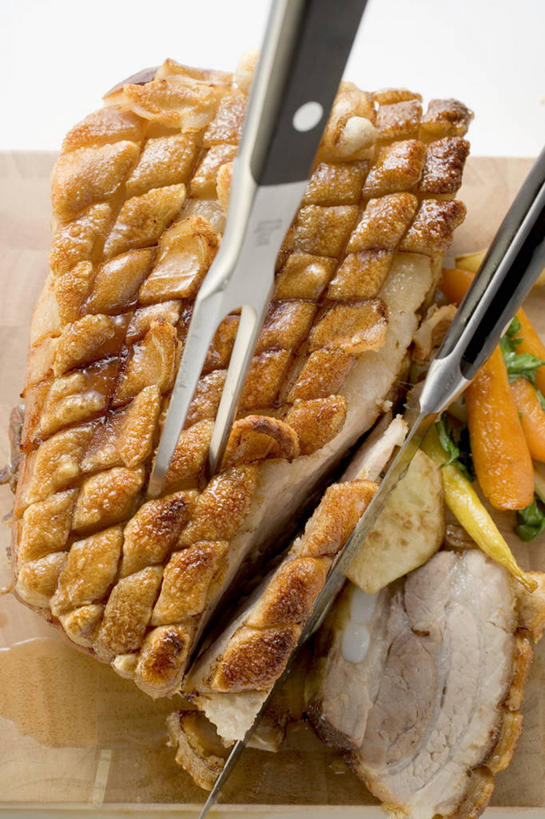 无人,竖图,俯视,室内,特写,白天,白色背景,餐桌,桌子,萝卜,胡萝卜,蔬菜,餐具,切开,阴影,新鲜,反射,木制,叉子,工具,影子,肉,食品,案板,刀具,猪肉,肉类,砧板,食物,木制品,刀,切,摄影,有机食品,绿色食品,影棚,餐台,餐刀,五花肉,剖面,肉食,餐叉,切面,豚肉,肋条肉,三层肉,进餐用具,红萝卜,甘荀,彩图,高角度拍摄,影棚拍摄,拍摄