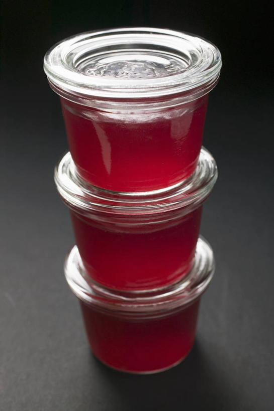 无人,竖图,俯视,室内,特写,白天,餐桌,桌子,浆果,玻璃,阴影,灰色背景,反射,影子,灯笼果,玻璃制品,三个,玻璃瓶,瓶子,果酱,摄影,影棚,餐台,红醋栗,广口瓶,果子酱,醋栗,彩图,高角度拍摄,影棚拍摄,拍摄