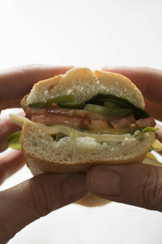 点心,面包,奶酪,西方人,手,一个人,竖图,室内,特写,白天,白色背景,正面,烹饪,西餐,蔬菜,欧洲,欧洲人,双手,仅一个男性,仅一个人,握,阴影,新鲜,反射,影子,干酪,起司,三明治,料理,食品,面点,芝士,营养,法国面包,菜肴,美食,食物,糕点,仅一个年轻男性,一个,快餐,手部,乳酪,西式,握着,摄影,佳肴,有机食品,绿色食品,影棚,单个,法棍,长棍面包,乳制品,横截面,发酵,剖面,西式快餐,三文治,法式长棍面包,截面,截面图形,男人,男性,年轻男性,白种人,半身,彩图,影棚拍摄,拍摄