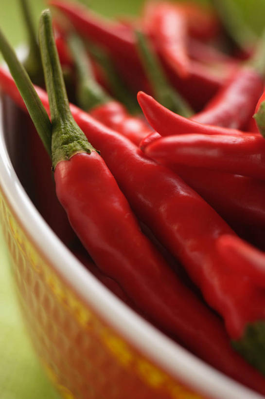 无人,竖图,俯视,室内,特写,白天,餐桌,桌子,辣椒,蔬菜,一堆,许多,阴影,堆叠,堆积,朦胧,模糊,新鲜,反射,影子,陶瓷,调味,香料,佐料,食品,陶瓷制品,食物,红色,容器,碗,有机食品,绿色食品,餐台,储藏,堆,配料,储存,辣角,红海椒,大椒,辣虎,广椒,作料,辣子,红辣椒,海椒,番椒,彩图,高角度拍摄,贮存