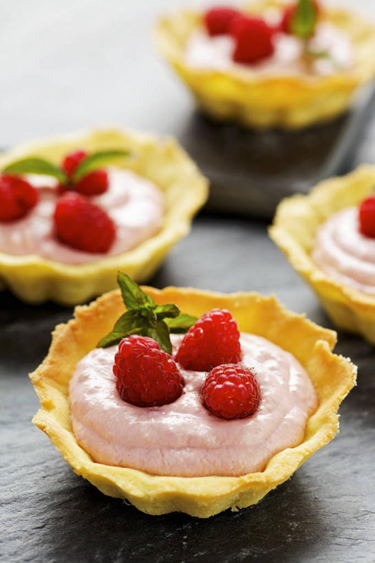 点心,无人,竖图,俯视,室内,特写,白天,下午茶,餐桌,桌子,浆果,水果,一排,阴影,朦胧,模糊,新鲜,整齐,反射,木制,影子,桑葚,生食,食品,果实,蛋挞,食物,糕点,排列,红色,木制品,覆盆子,四个,有机食品,绿色食品,餐台,队列,蛋塔,彩图,高角度拍摄