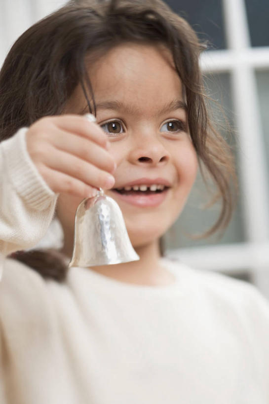 西方人,儿童,脸,头,脸颊,一个人,站,笑,微笑,露齿笑,竖图,室内,特写,白天,正面,纯洁,窗户,金属制品,欧洲,非洲,黑人,欧洲人,仅一个女性,仅一个人,握,阴影,服装,朦胧,模糊,反射,金属,铃铛,影子,拎,注视,休闲装,肩膀,玻璃窗,一个,小孩,衣服,观察,看,站着,仅一个小孩,休闲,休闲服,可爱,童年,童趣,握着,服饰,单个,观看,察看,关注,童真,烂漫,无邪,天真,女孩,女人,女性,非洲人,孩子,头部,脸部,脸蛋,面部,站立,半身,彩图,女生,拎着