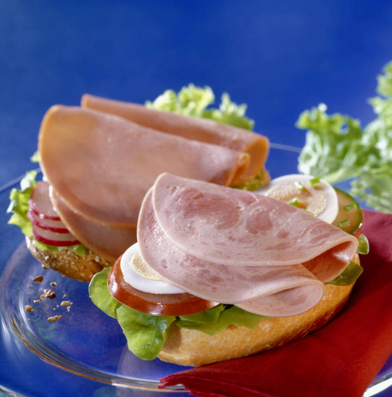 点心,面包,无人,竖图,俯视,室内,特写,白天,餐桌,桌子,蔬菜,西红柿,餐具,阴影,蓝色背景,新鲜,反射,碟子,盘,影子,肉,食品,面点,火腿,猪肉,肉类,食物,腌制,糕点,盘子,碟,摄影,有机食品,绿色食品,影棚,餐台,肉食,豚肉,熏制,火肉,兰熏,猪腿,番茄,彩图,高角度拍摄,影棚拍摄,拍摄