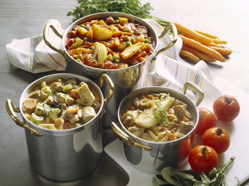 无人,横图,俯视,室内,特写,白天,烹饪,西餐,餐桌,桌子,萝卜,胡萝卜,蔬菜,西红柿,厨具,阴影,新鲜,反射,布料,炖锅,锅子,影子,陶瓷,调味,香料,佐料,料理,食品,陶瓷制品,布纹,锅,菜肴,美食,桌布,食物,三个,白色,餐巾,台布,橙色,西式,佳肴,有机食品,绿色食品,餐台,锅具,配料,烹饪用具,作料,烹调用具,红萝卜,甘荀,番茄,烹调,彩图,高角度拍摄