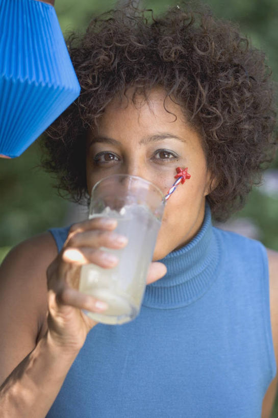 果汁,西方人,手,一个人,竖图,室外,白天,正面,植物,柠檬,杯子,欧洲,非洲,黑人,欧洲人,仅一个年轻女性,仅一个女性,仅一个人,喝,握,阴影,服装,朦胧,模糊,光线,影子,饮品,柠檬汁,注视,休闲装,玻璃制品,树,树木,饮料,衣服,蓝色,绿色,阳光,自然,水杯,观察,看,休闲,手部,休闲服,握着,服饰,生长,成长,观看,单手,察看,关注,可口,适口,年轻女性,女人,女性,非洲人,玻璃杯,益母果,柠果,半身,彩图