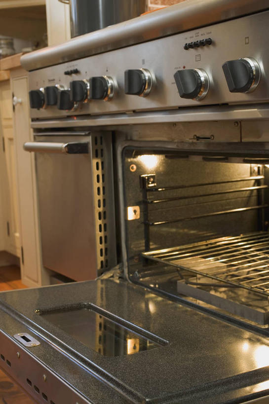 无人,竖图,室内,特写,白天,正面,烹饪,零件,电路,厨房,餐具,厨具,金属制品,关闭,阴影,朦胧,模糊,反射,金属,电器,碟子,烤炉,烤箱,盘,影子,开关,按钮,盘子,碟,打开,家电,家用电器,开启,炊具,烹饪用具,闭合,烹调用具,烹调,彩图,灶间,小家电