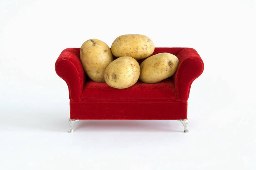 无人,横图,俯视,室内,特写,白天,白色背景,沙发,蔬菜,土豆,一堆,阴影,堆叠,堆积,新鲜,反射,影子,食品,食物,红色,四个,摄影,有机食品,绿色食品,影棚,堆,布艺沙发,馍馍蛋,洋芋,山药蛋,马铃薯,彩图,高角度拍摄,影棚拍摄,拍摄