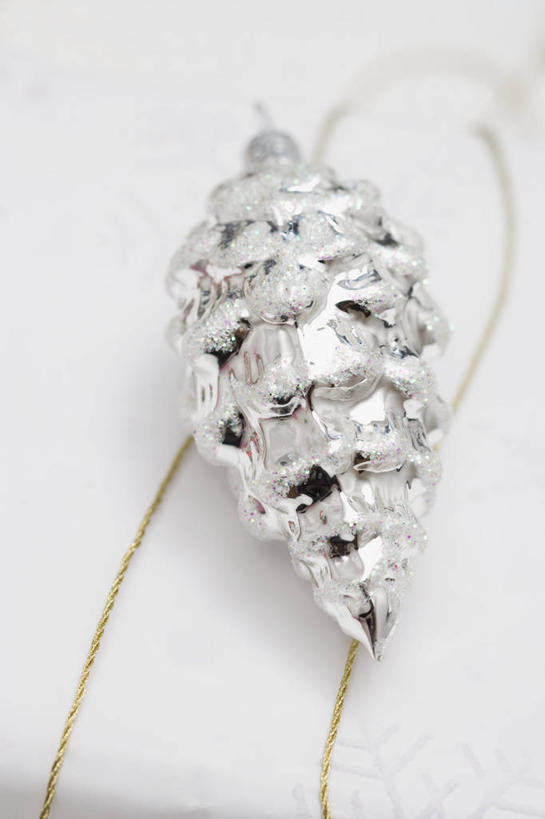 无人,竖图,俯视,室内,特写,白天,餐桌,桌子,静物,圣诞节,阴影,节日,朦胧,模糊,庆祝,装饰,反射,布料,挂饰,影子,圣诞球,布纹,文化,球,桌布,一个,餐巾,台布,庆典,球体,单个,餐台,纪念,华丽,修饰,点缀,衬托,美观,雅致,雅观,彩图,高角度拍摄