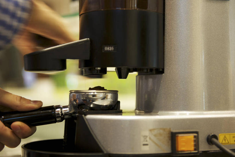 西方人,手,一个人,横图,俯视,室内,特写,白天,雾,欧洲,欧洲人,双手,仅一个男性,仅一个人,握,阴影,沸腾,朦胧,模糊,反射,蒸汽,电器,工具,影子,水蒸气,设备,仅一个年轻男性,手部,冲泡,握着,家电,家用电器,咖啡机,磨粉,蒸发,男人,男性,年轻男性,白种人,半身,彩图,高角度拍摄,清除,压粉,装粉