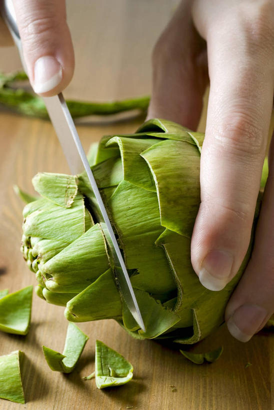 西方人,手,一个人,竖图,俯视,室内,特写,白天,餐桌,桌子,蔬菜,金属制品,欧洲,欧洲人,双手,仅一个男性,仅一个人,一把,切开,阴影,新鲜,反射,金属,木制,工具,影子,朝鲜蓟,食品,刀具,食物,仅一个年轻男性,木制品,刀,切,手部,洋蓟,有机食品,绿色食品,餐台,菜刀,剖面,切面,切菜刀,男人,男性,年轻男性,白种人,半身,彩图,高角度拍摄,菜蓟,法国百合,球洋蓟,蔬菜之皇,洋百合