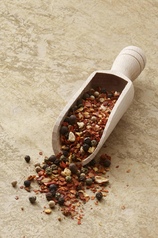 无人,竖图,俯视,室内,特写,白天,餐桌,桌子,辣椒,蔬菜,洋葱,一堆,许多,阴影,堆叠,堆积,新鲜,反射,木制,影子,调味,香料,佐料,食品,食物,一个,木制品,有机食品,绿色食品,簸箕,单个,餐台,堆,配料,玉葱,辣角,红海椒,大椒,辣虎,广椒,作料,圆葱,洋葱头,球葱,辣子,红辣椒,海椒,番椒,葱头,彩图,高角度拍摄