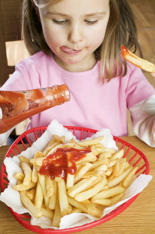 西方人,儿童,一个人,坐,竖图,俯视,室内,白天,烹饪,西餐,纯洁,餐桌,桌子,餐具,欧洲,欧洲人,仅一个女性,仅一个人,一堆,许多,倒,阴影,堆叠,堆积,服装,反射,碟子,盘,影子,调料,酱料,酱汁,茄汁,佐料,料理,食品,调味品,调味料,注视,休闲装,番茄酱,薯条,酱,菜肴,美食,玻璃制品,食物,小孩,衣服,粉色,盘子,玻璃瓶,瓶子,碟,快餐,低头,观察,看,仅一个小孩,休闲,休闲服,可爱,童年,童趣,西式,舔,服饰,佳肴,餐台,观看,堆,察看,关注,童真,西式快餐,垃圾食品,烂漫,无邪,天真,女孩,女人,女性,白种人,孩子,坐着,半身,彩图,高角度拍摄,女生