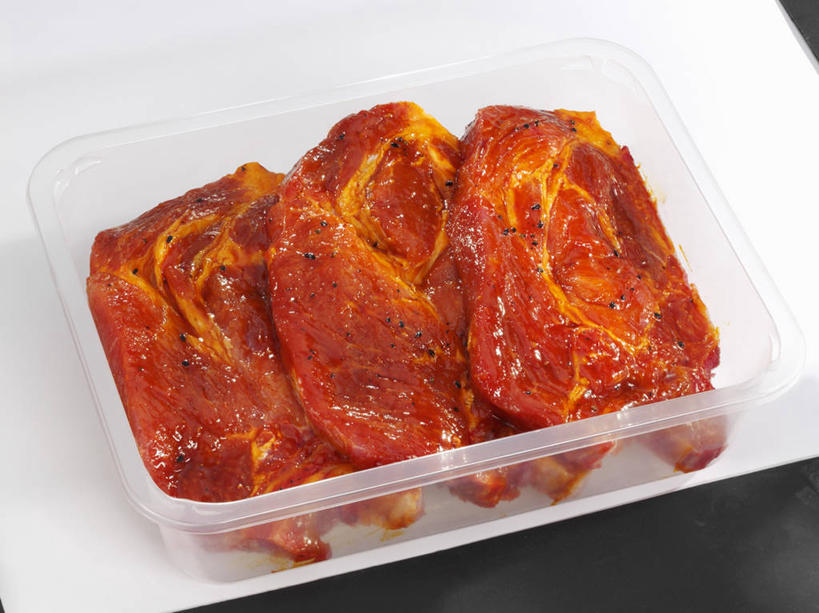 无人,横图,俯视,室内,特写,白天,餐桌,桌子,许多,阴影,新鲜,反射,影子,塑料,肉,生食,猪肉,肉类,一个,红色,容器,塑料制品,单个,餐台,储藏,储存,肉食,豚肉,彩图,高角度拍摄,贮存