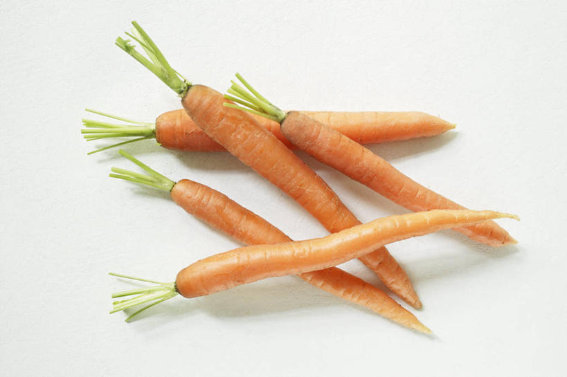 无人,横图,俯视,室内,特写,白天,白色背景,餐桌,桌子,萝卜,胡萝卜,蔬菜,五个,一堆,许多,阴影,堆叠,堆积,新鲜,反射,影子,食品,食物,橙色,摄影,有机食品,绿色食品,影棚,餐台,堆,红萝卜,甘荀,彩图,高角度拍摄,影棚拍摄,拍摄