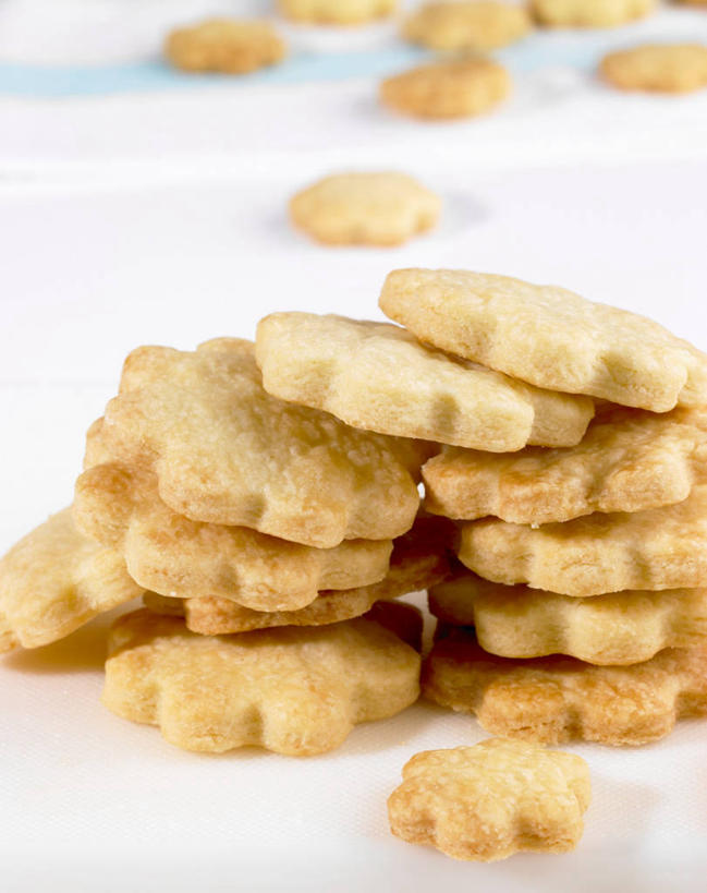 点心,无人,竖图,俯视,室内,特写,白天,餐桌,桌子,一堆,许多,阴影,堆叠,堆积,朦胧,模糊,反射,影子,食品,曲奇,食物,饼干,零食,餐台,堆,曲奇饼,曲奇饼干,彩图,高角度拍摄