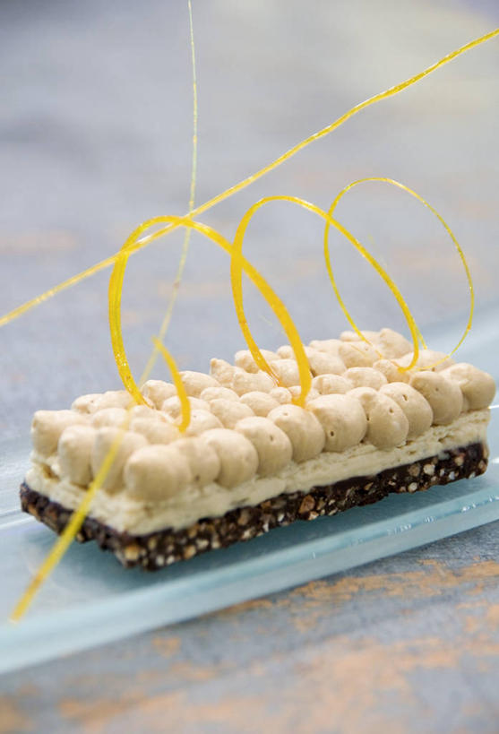 点心,无人,竖图,俯视,室内,特写,白天,下午茶,植物,餐桌,桌子,餐具,一块,阴影,反射,碟子,盘,影子,食品,糖,糖果,甜点,甜品,草药,药草,巧克力蛋糕,中药,食物,糕点,一个,盘子,碟,甜食,巧克力,清热,单个,餐台,朱古力,药材,中草药,焦糖,香草兰,中药材,本草,解毒,婆绒花,山薄荷,石母草,彩图,高角度拍摄,蛋糕