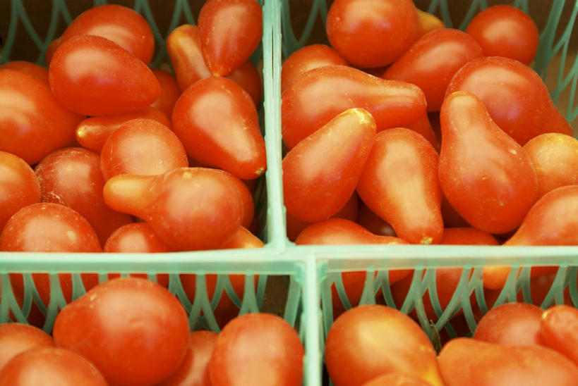 无人,横图,俯视,室内,特写,白天,餐桌,桌子,蔬菜,西红柿,小番茄,一堆,许多,阴影,堆叠,堆积,新鲜,反射,篮子,影子,食品,食物,红色,容器,四个,有机食品,绿色食品,餐台,储藏,堆,储存,小西红柿,樱桃小番茄,珍珠小番茄,樱桃番茄,圣女果,番茄,彩图,高角度拍摄,贮存