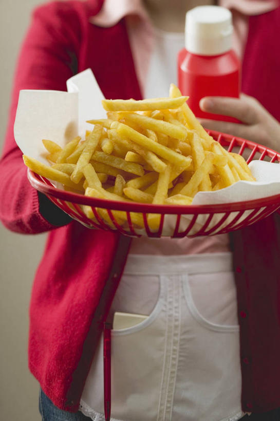 西方人,一个人,站,竖图,室内,白天,正面,烹饪,西餐,餐桌,桌子,欧洲,欧洲人,仅一个年轻女性,仅一个女性,仅一个人,一堆,许多,握,阴影,堆叠,堆积,服装,反射,篮子,影子,塑料,调料,酱料,酱汁,茄汁,佐料,料理,食品,调味品,调味料,休闲装,番茄酱,薯条,酱,菜肴,美食,食物,衣服,黄色,瓶子,容器,塑料制品,快餐,站着,休闲,休闲服,塑料瓶,西式,握着,服饰,佳肴,餐台,储藏,堆,储存,西式快餐,垃圾食品,年轻女性,女人,女性,白种人,站立,半身,彩图,贮存