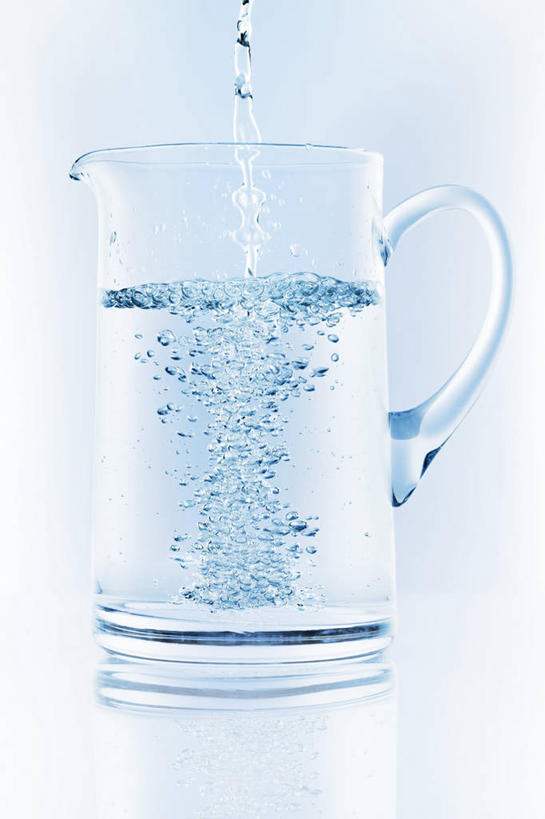 无人,竖图,室内,特写,白天,白色背景,正面,水,餐桌,桌子,杯子,阴影,反射,液体,影子,一杯,饮用水,玻璃制品,一个,泡泡,水杯,矿泉水,摄影,影棚,单个,餐台,蒸馏水,玻璃杯,彩图,影棚拍摄,拍摄