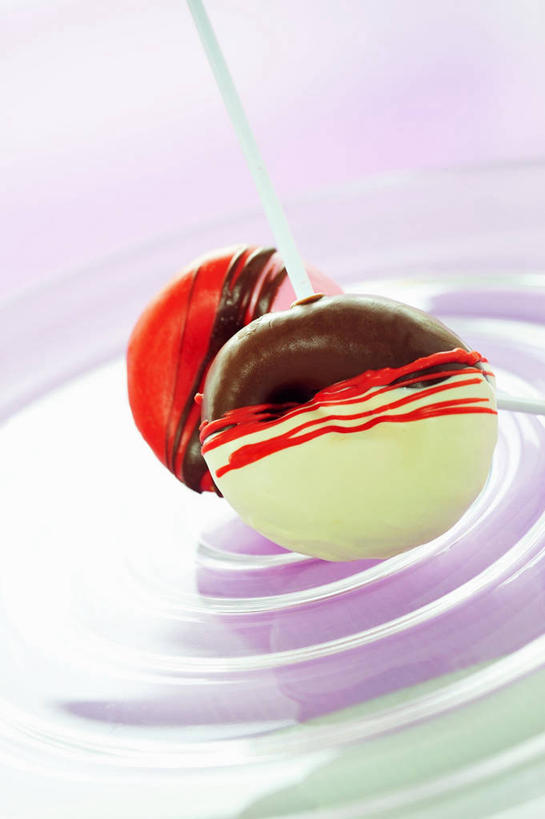 点心,面包,无人,竖图,俯视,室内,特写,白天,餐桌,桌子,餐具,阴影,反射,粘稠,碟子,盘,影子,调料,食品,糖,面点,调味品,调味料,食物,糕点,两个,盘子,碟,甜甜圈,餐台,糖浆,黏稠,浓厚,多纳滋面包,唐纳滋,面包圈,彩图,高角度拍摄