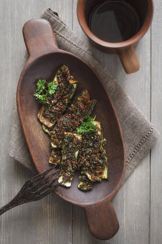 咖啡,无人,竖图,俯视,室内,特写,白天,幸福,餐桌,桌子,蔬菜,杯子,餐具,一把,一堆,许多,阴影,堆叠,堆积,新鲜,反射,木制,叉子,瓷器,影子,食品,西葫芦,咖啡杯,陶瓷制品,一杯,娱乐,食物,饮料,木制品,享受,休闲,温馨,白瓜,放松,乐趣,有机食品,绿色食品,餐台,堆,提神,舒适,瓷杯,醒脑,餐叉,软饮料,茭瓜,进餐用具,彩图,高角度拍摄