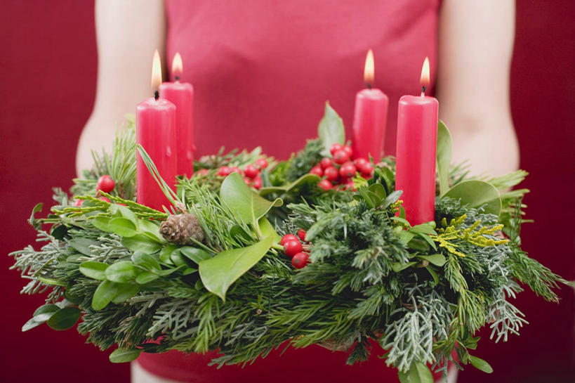 西方人,一个人,站,捧,横图,室内,特写,白天,正面,蜡烛,叶子,欧洲,圣诞节,欧洲人,仅一个年轻女性,仅一个女性,仅一个人,阴影,红色背景,服装,节日,庆祝,装饰,光线,花环,火焰,影子,烛光,绿叶,燃烧,休闲装,文化,衣服,红色,点燃,站着,庆典,休闲,休闲服,嫩叶,摄影,服饰,影棚,纪念,华丽,修饰,圣诞花环,点缀,衬托,美观,雅致,雅观,圣诞圈,年轻女性,女人,女性,白种人,叶,叶片,端,端着,捧着,手捧,站立,半身,彩图,影棚拍摄,拍摄