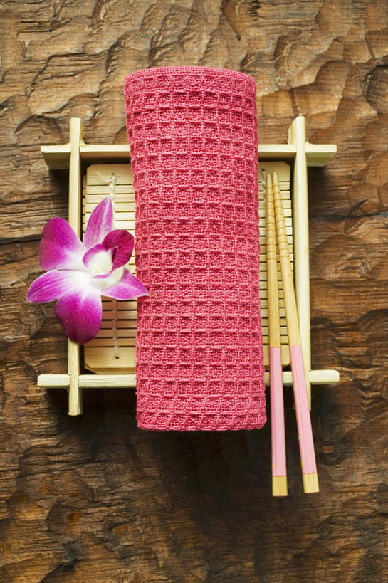 无人,竖图,俯视,室内,特写,白天,餐桌,筷子,桌子,餐具,一双,一条,阴影,竹制,装饰,盛开,反射,纺织物,席子,影子,石斛,花蕾,文化,传统,花,花瓣,花朵,鲜花,红色,紫色,毛巾,花苞,花蕊,清洁,餐台,保暖,礼节,华丽,修饰,点缀,竹制品,礼仪,透气,防水,衬托,美观,雅致,雅观,石斛兰,金钗石斛,储水,耐磨,吸水,进餐用具,彩图,高角度拍摄