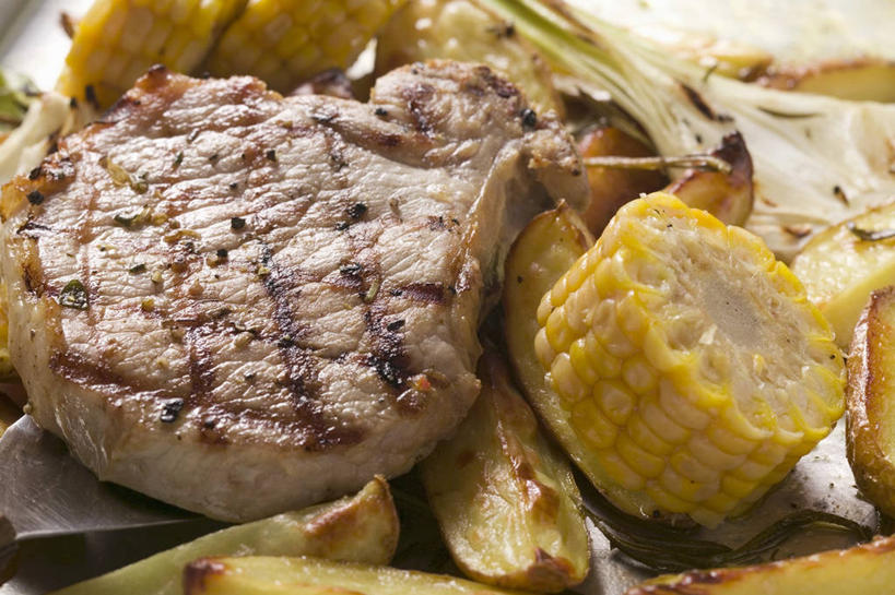 无人,横图,俯视,室内,特写,白天,烹饪,西餐,玉米,餐桌,桌子,蔬菜,阴影,新鲜,反射,棒子,影子,玉蜀黍,调味,肉,香料,佐料,料理,食品,猪排,猪肉,菜肴,美食,肉类,食物,西式,佳肴,有机食品,绿色食品,餐台,苞米,配料,苞芦,肉食,豚肉,苞谷,作料,包谷,大蜀黍,番麦,薏米包,玉高粱,玉麦,珍珠米,彩图,高角度拍摄