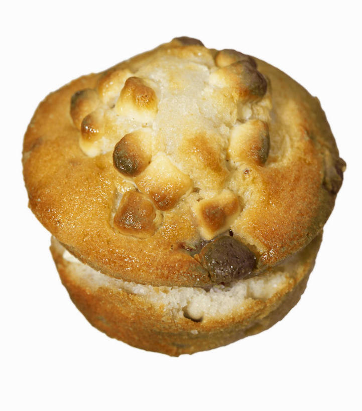 点心,无人,竖图,俯视,室内,特写,白天,白色背景,下午茶,餐桌,桌子,阴影,反射,影子,食品,糖,糖果,甜点,甜品,松饼,白巧克力,食物,糕点,一个,甜食,巧克力,摄影,影棚,单个,餐台,朱古力,玛芬蛋糕,彩图,高角度拍摄,影棚拍摄,拍摄