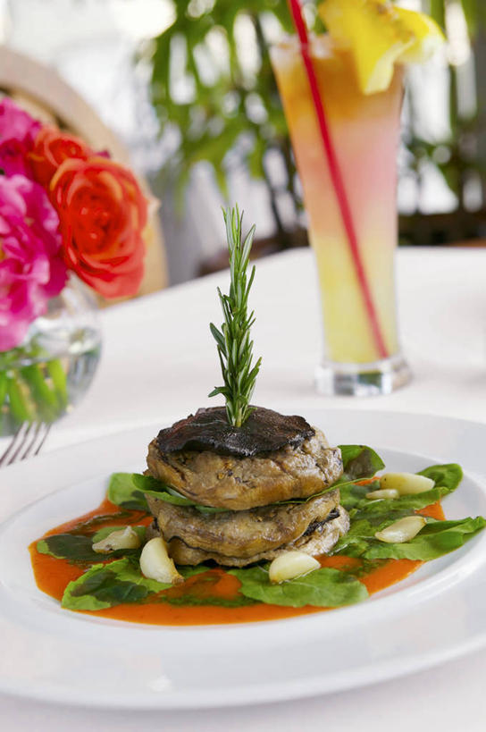 果汁,无人,竖图,俯视,室内,特写,白天,烹饪,西餐,餐桌,桌子,菠菜,蔬菜,蒜,餐具,一堆,许多,阴影,堆叠,堆积,朦胧,模糊,新鲜,装饰,盛开,反射,碟子,盘,影子,菌菇,蘑菇,调味,香料,佐料,料理,食品,饮品,蒜头,菌类,花蕾,菜肴,美食,花,花瓣,花朵,鲜花,食物,饮料,一个,白色,盘子,碟,花苞,花蕊,食用菌,西式,佳肴,有机食品,绿色食品,单个,餐台,堆,华丽,修饰,点缀,迷迭香,配料,可口,海洋之露,作料,衬托,美观,雅致,雅观,胡蒜,适口,鹦鹉菜,鼠根菜,角菜,红嘴绿鹦哥,大蒜,赤根菜,菠薐菜,波斯草,彩图,高角度拍摄