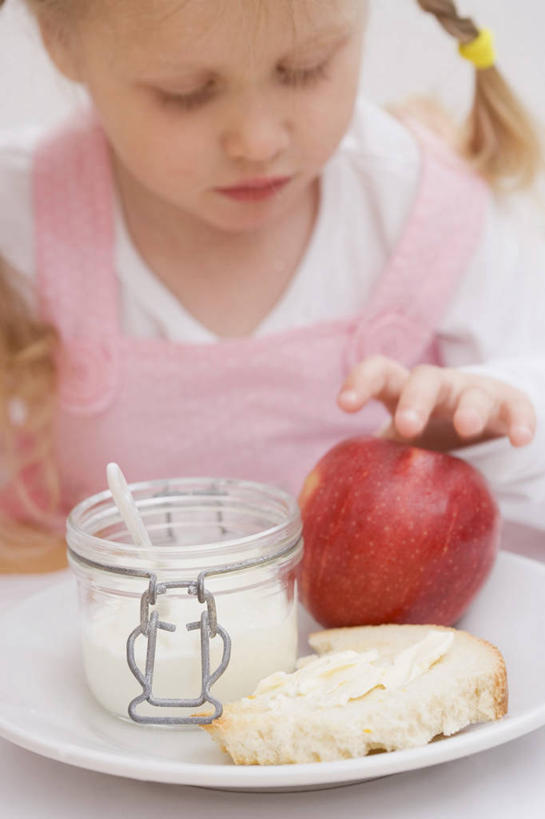 点心,面包,牛奶,西方人,儿童,一个人,坐,竖图,俯视,室内,白天,纯洁,餐桌,桌子,苹果,餐具,水果,玻璃,欧洲,欧洲人,仅一个女性,仅一个人,握,阴影,服装,朦胧,模糊,新鲜,反射,碟子,盘,围裙,影子,生食,黄油,食品,面点,果实,饮品,营养,注视,休闲装,酸奶,玻璃制品,食物,糕点,饮料,小孩,衣服,粉色,红色,白色,盘子,玻璃瓶,瓶子,碟,低头,观察,看,仅一个小孩,休闲,休闲服,可爱,童年,童趣,握着,服饰,有机食品,绿色食品,餐台,观看,察看,乳制品,奶,关注,白脱油,发酵,童真,烂漫,无邪,广口瓶,优格,优酪乳,乳脂,天真,女孩,女人,女性,白种人,孩子,坐着,半身,彩图,高角度拍摄,女生