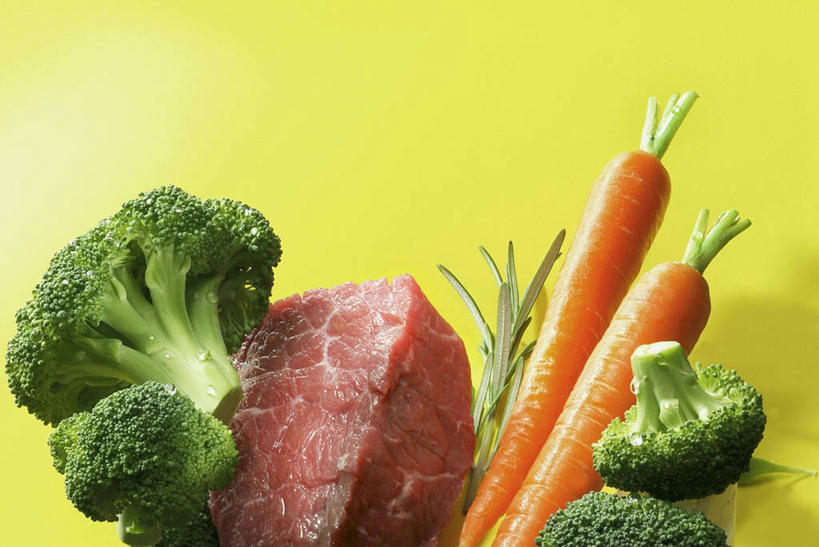 无人,横图,俯视,室内,特写,白天,餐桌,桌子,萝卜,胡萝卜,蔬菜,阴影,黄色背景,新鲜,反射,影子,花菜,花椰菜,西兰花,调味,肉,香料,佐料,牛肉,食品,肉类,食物,橙色,摄影,有机食品,绿色食品,影棚,餐台,椰菜花,迷迭香,配料,肉食,海洋之露,作料,甘蓝花,红萝卜,甘荀,彩图,高角度拍摄,影棚拍摄,拍摄