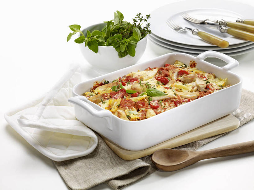 面食,面条,奶酪,意大利面,无人,横图,俯视,室内,特写,白天,西餐,餐桌,桌子,蔬菜,餐具,叶子,一堆,许多,阴影,堆叠,堆积,新鲜,反射,木制,叉子,刀叉,刀子,影子,勺子,陶瓷,鸡肉,面,肉,干酪,起司,料理,食品,绿叶,陶瓷制品,芝士,营养,肉类,食物,白色,木制品,容器,调羹,汤匙,碗,嫩叶,乳酪,西式,有机食品,绿色食品,餐台,储藏,堆,乳制品,储存,餐刀,发酵,肉食,餐叉,叶,叶片,进餐用具,彩图,高角度拍摄,贮存