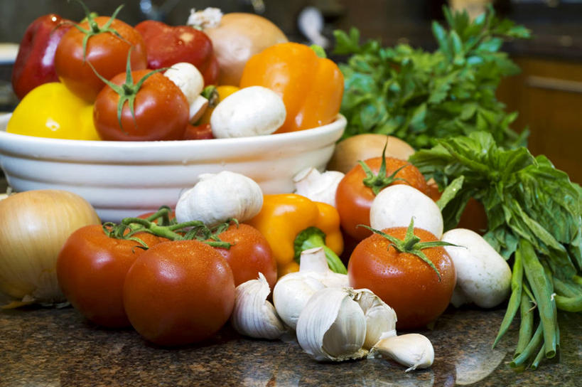 无人,横图,俯视,室内,特写,白天,植物,餐桌,桌子,蔬菜,蒜,西红柿,洋葱,叶子,一堆,许多,阴影,堆叠,堆积,朦胧,模糊,新鲜,反射,影子,陶瓷,食品,绿叶,草药,药草,陶瓷制品,蒜头,中药,食物,一个,红色,白色,容器,碗,嫩叶,有机食品,绿色食品,单个,餐台,储藏,堆,储存,玉葱,药材,中草药,中药材,本草,胡蒜,叶,叶片,圆葱,洋葱头,球葱,番茄,大蒜,葱头,彩图,高角度拍摄,贮存