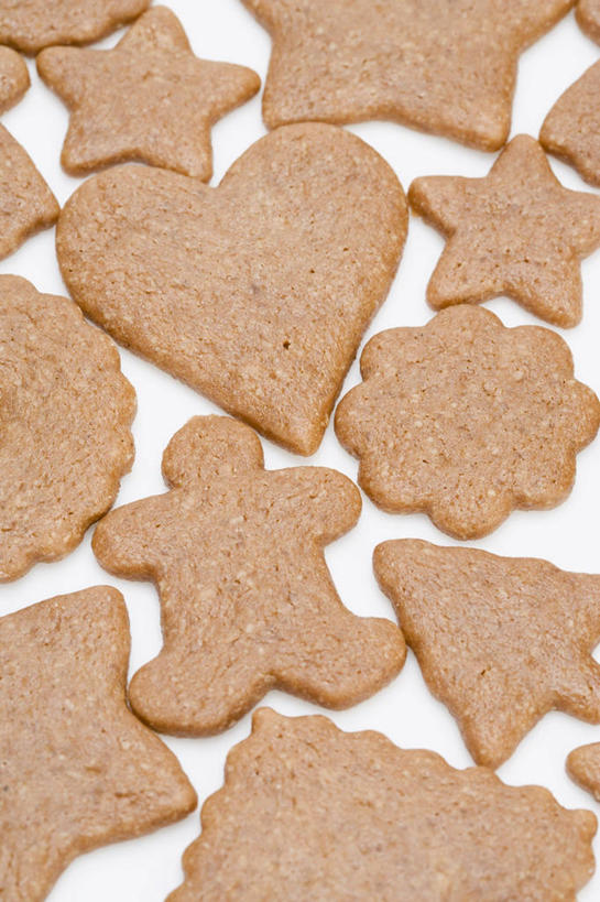 点心,无人,竖图,俯视,室内,特写,白天,白色背景,爱情,餐桌,桌子,圣诞节,许多,阴影,节日,爱心,庆祝,人形,反射,影子,食品,甜点,浪漫,文化,食物,糕点,排列,饼干,甜食,零食,庆典,温暖,温馨,心形,恩爱,摄影,影棚,餐台,纪念,和睦,酥饼,姜饼,姜饼人,装饰饼干,摆列,心型,彩图,高角度拍摄,影棚拍摄,拍摄,布列,分列,融洽