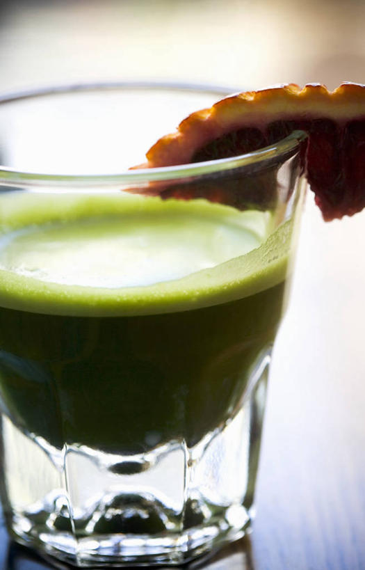 果汁,无人,竖图,俯视,室内,特写,白天,桌面,桌子,杯子,阴影,反射,木制,影子,饮品,一杯,玻璃制品,饮料,木制品,水杯,摄影,影棚,可口,适口,玻璃杯,彩图,高角度拍摄,影棚拍摄,拍摄