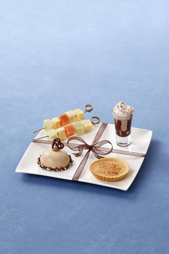 点心,无人,竖图,俯视,室内,特写,白天,烧烤,桌面,桌子,餐具,水果,阴影,蓝色背景,新鲜,反射,木制,碟子,盘,影子,肉,生食,食品,甜点,甜品,果实,烤架,烤肉,羊肉,肉类,食物,糕点,盘子,木制品,碟,甜食,铁架,摄影,有机食品,绿色食品,影棚,肉食,彩图,高角度拍摄,影棚拍摄,拍摄