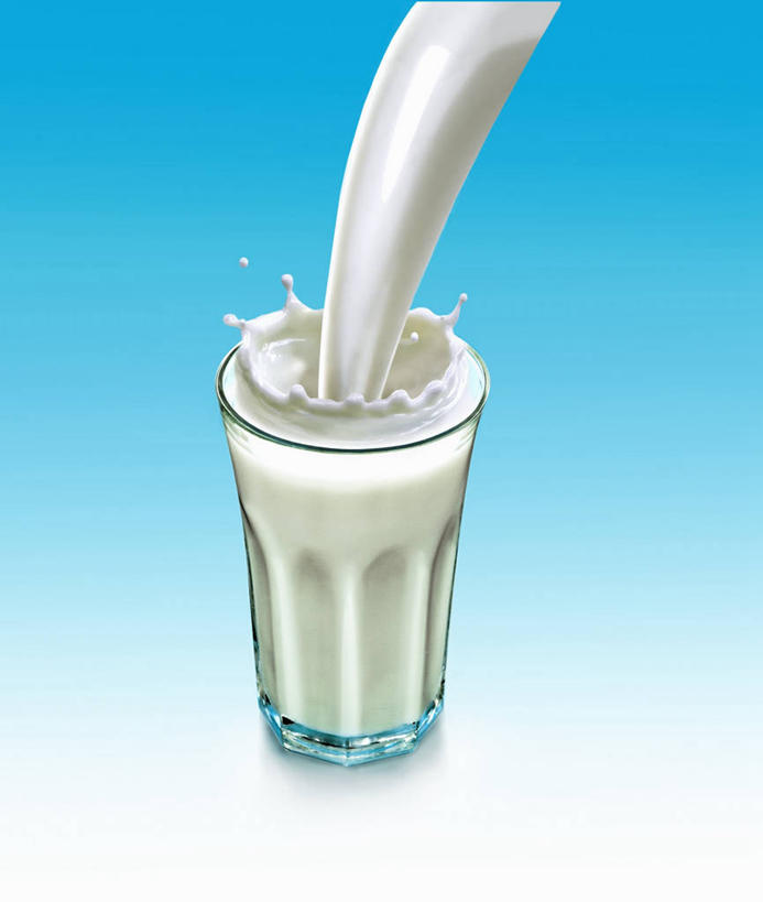 牛奶,无人,竖图,俯视,室内,特写,白天,水,桌面,桌子,杯子,阴影,飞溅,蓝色背景,溅,反射,木制,液体,影子,水滴,饮品,一杯,营养,玻璃制品,水珠,饮料,木制品,水杯,摄影,影棚,乳制品,奶,牛乳,喷洒,安神,玻璃杯,彩图,高角度拍摄,影棚拍摄,拍摄