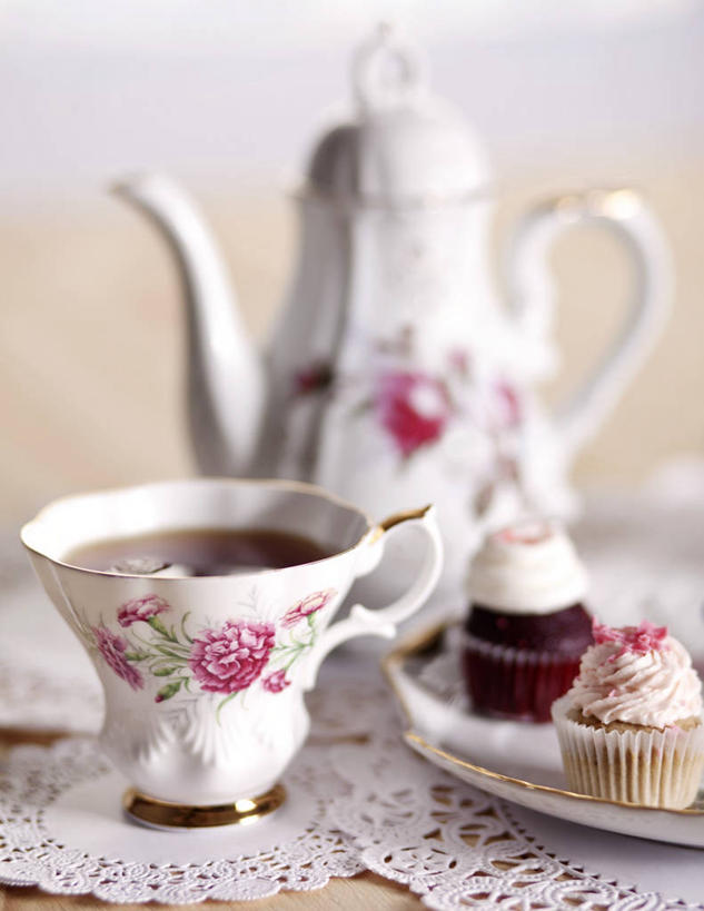 点心,无人,竖图,俯视,室内,特写,白天,爱情,绘画,下午茶,幸福,纯洁,热情,桌面,桌子,玫瑰,杯子,阴影,朦胧,模糊,盛开,反射,木制,彩绘,瓷器,壶,影子,陶瓷,食品,玫瑰花,浪漫,花蕾,松饼,水壶,花,花瓣,花朵,鲜花,食物,糕点,茶壶,木制品,容器,水杯,花苞,花蕊,温暖,温馨,热巧克力,恩爱,摄影,影棚,和睦,陶艺,感动,热可可,美禄,热朱古力,尊敬,彩釉,玛芬蛋糕,天真,刺玫花,徘徊花,茶杯,画画,彩图,高角度拍摄,影棚拍摄,拍摄,融洽