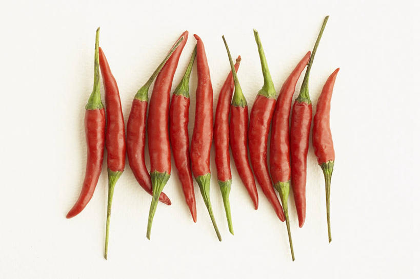 无人,横图,俯视,室内,特写,白天,白色背景,桌面,桌子,辣椒,蔬菜,一排,许多,阴影,新鲜,整齐,反射,木制,影子,食品,食物,排列,红色,木制品,摄影,有机食品,绿色食品,影棚,队列,辣角,红海椒,大椒,辣虎,广椒,辣子,红辣椒,海椒,番椒,彩图,高角度拍摄,影棚拍摄,拍摄