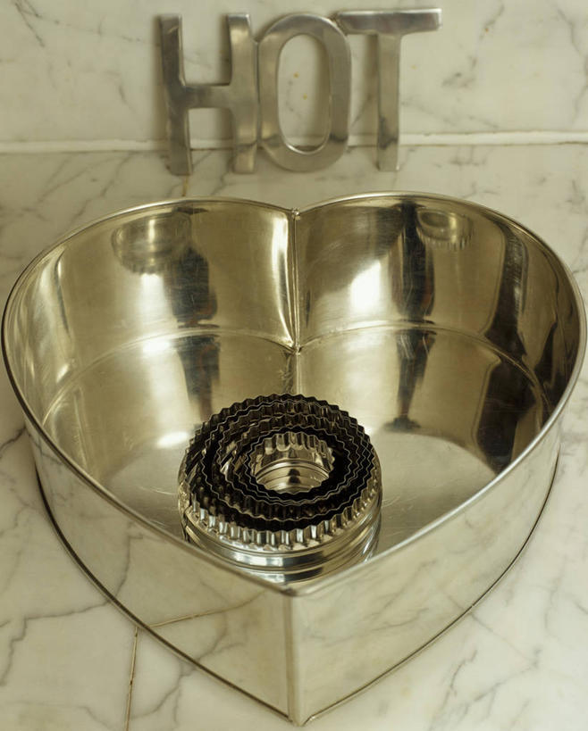 无人,竖图,俯视,室内,特写,白天,爱情,桌面,桌子,金属制品,一排,阴影,爱心,朦胧,模糊,整齐,反射,金属,英文,标志,文字,影子,字符,字母,大理石,浪漫,标识,排列,一个,温暖,温馨,心形,恩爱,单个,模具,英文字母,和睦,队列,大理石制品,心型,彩图,高角度拍摄,融洽