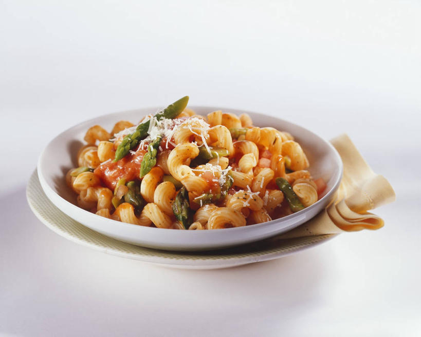 面食,面条,意大利面,无人,横图,俯视,室内,特写,白天,白色背景,西餐,桌面,桌子,芦笋,蔬菜,餐具,阴影,新鲜,反射,木制,碟子,盘,影子,陶瓷,调料,酱料,酱汁,面,茄汁,佐料,料理,食品,陶瓷制品,调味品,调味料,番茄酱,酱,食物,盘子,木制品,容器,碟,碗,西式,摄影,有机食品,绿色食品,影棚,储藏,储存,猪尾巴,药鸡豆子,石刁柏,蚂蚁杆,龙须菜,狼尾巴根,彩图,高角度拍摄,影棚拍摄,拍摄,贮存