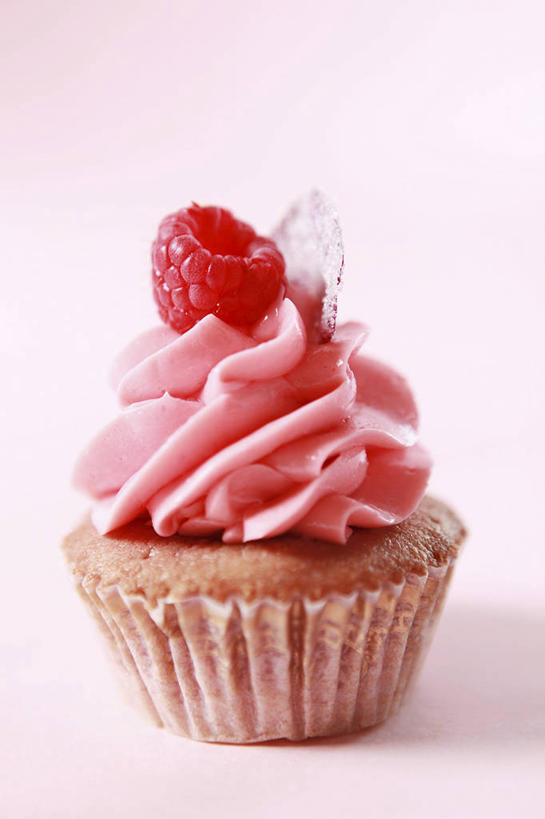 点心,无人,竖图,俯视,室内,特写,白天,下午茶,桌面,桌子,浆果,水果,阴影,粉色背景,朦胧,模糊,新鲜,反射,木制,影子,桑葚,桑椹,生食,食品,甜点,甜品,果实,食物,糕点,一个,木制品,甜食,奶油,覆盆子,摄影,有机食品,绿色食品,影棚,单个,纸托,乳制品,激凌,克林姆,淇淋,纸杯蛋糕,纸托蛋糕,蛋糕托,蛋糕托纸,蛋糕纸托,彩图,高角度拍摄,影棚拍摄,拍摄,蛋糕