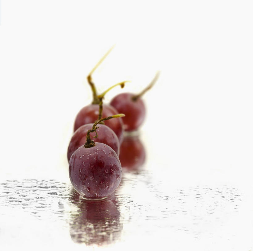 无人,横图,俯视,室内,特写,白天,白色背景,水,桌面,桌子,葡萄,水果,一排,阴影,飞溅,新鲜,整齐,溅,反射,木制,液体,影子,水滴,生食,食品,果实,水珠,食物,排列,木制品,四个,摄影,有机食品,绿色食品,影棚,队列,喷洒,山葫芦,蒲桃,草龙珠,彩图,高角度拍摄,影棚拍摄,拍摄