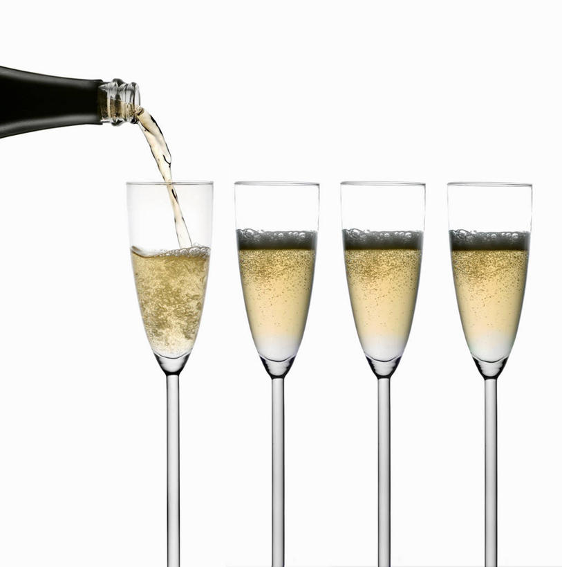 葡萄酒,无人,竖图,室内,特写,白天,白色背景,正面,奢侈,快乐,桌面,桌子,杯子,一排,阴影,整齐,反射,木制,高脚杯,影子,浪漫,红酒瓶,玻璃制品,酒,酒瓶,饮料,排列,一个,玻璃瓶,酒杯,木制品,瓶子,香槟,四个,诱惑,摄影,影棚,单个,葡萄酒瓶,队列,香槟杯,气泡酒,起泡酒,汽酒,玻璃杯,彩图,影棚拍摄,高兴,欢笑,拍摄