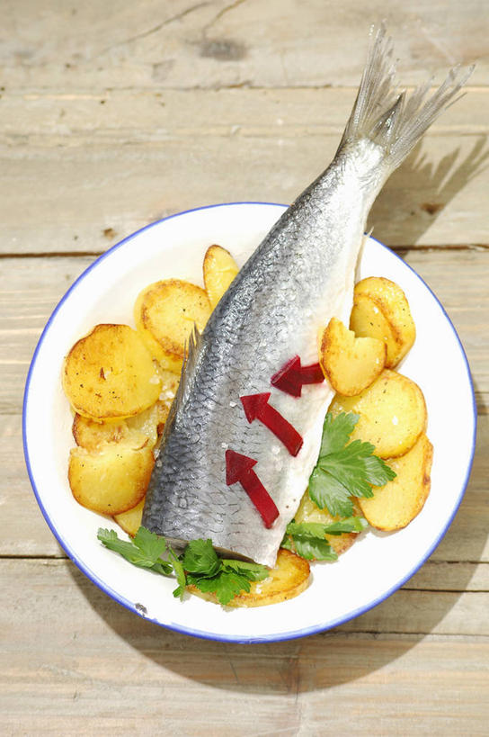 海鲜,无人,竖图,俯视,室内,特写,白天,桌面,桌子,蔬菜,土豆,餐具,阴影,新鲜,反射,木制,碟子,盘,影子,食品,甜菜,方向,水产,海洋生物,箭头,食物,三个,红色,盘子,木制品,碟,摄影,有机食品,绿色食品,影棚,鲱鱼,指向,水生动物,海产品,水生物,海底动物,馍馍蛋,簇,菾菜,太平洋鲱鱼,洋芋,山药蛋,马铃薯,彩图,高角度拍摄,影棚拍摄,拍摄