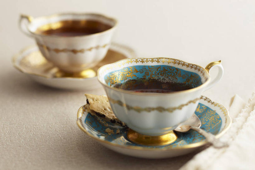 无人,横图,俯视,室内,特写,白天,白色背景,桌面,桌子,静物,杯子,餐具,阴影,朦胧,模糊,反射,木制,碟子,盘,影子,勺子,陶瓷,陶瓷制品,盘子,木制品,水杯,调羹,碟,汤匙,摄影,影棚,茶杯,彩图,高角度拍摄,影棚拍摄,拍摄